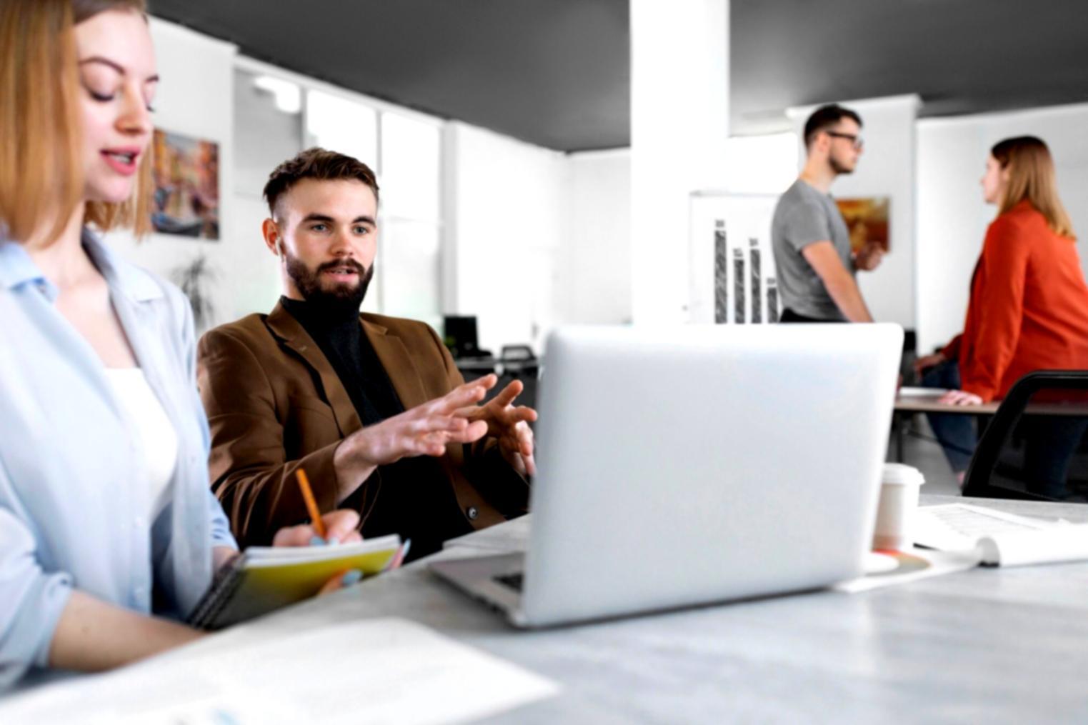 Студенты анализируют экономические данные на занятии