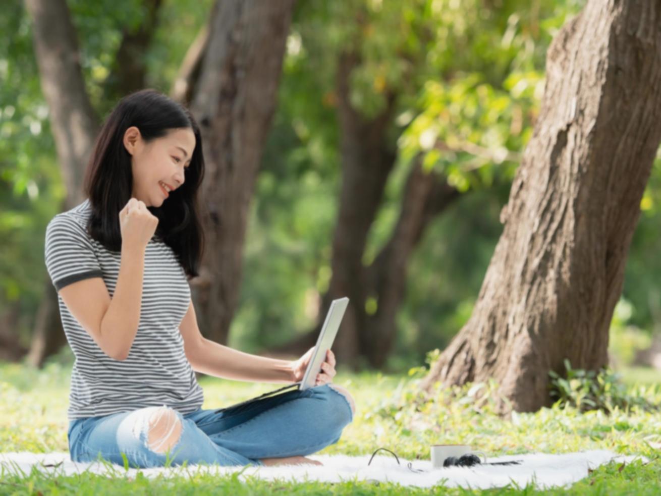 Преподаватель объясняет экономические концепции группе студентов